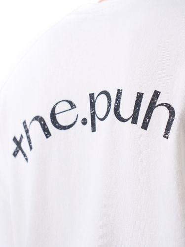 Белая футболка с необработанными краями и лого