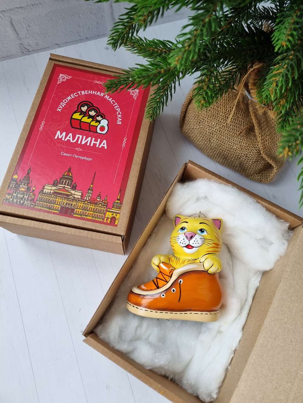 Котик в ботинке ёлочная игрушка из фарфора