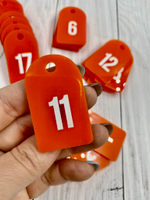 оранжевый пластик номерки