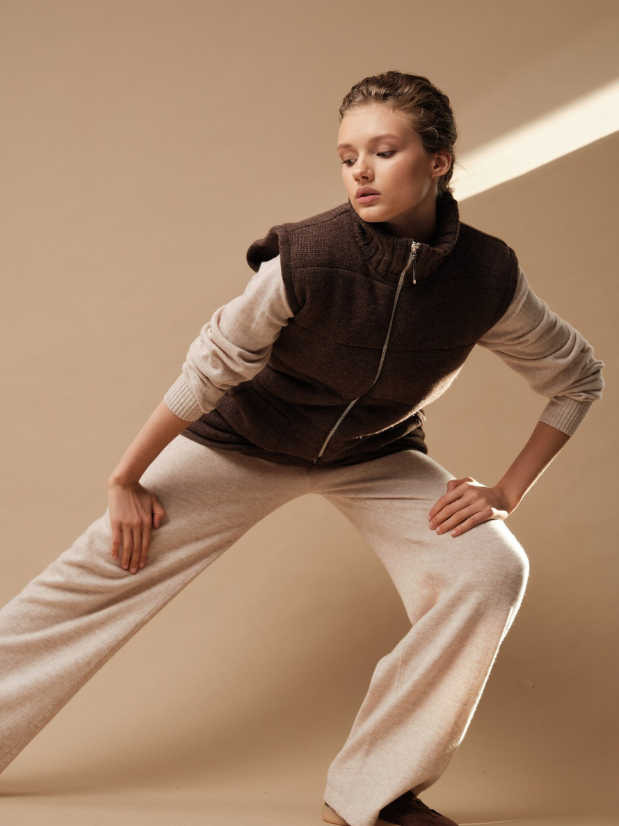 V0442-8100 Жилет шоколадный dbr