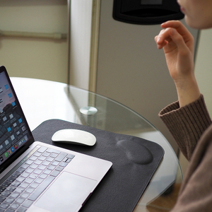 Коврик для MacBook Tapis из натуральной кожи теленка черного цвета