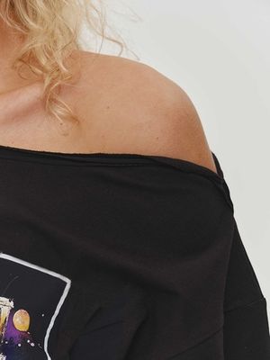 Футболка со спущенным плечом  принт "Париж", черная