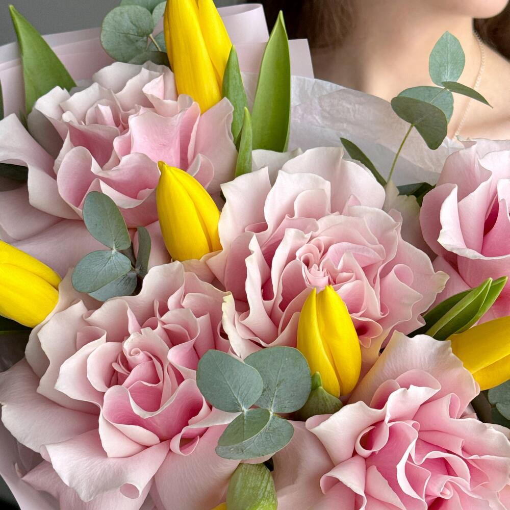 Французские розы, желтые тюльпаны с эвкалиптом нежный букет