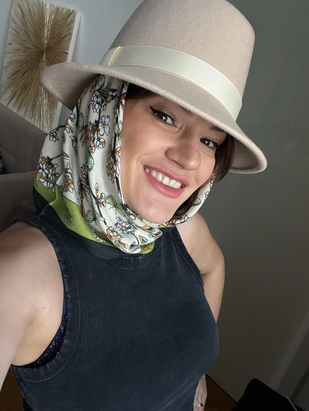 Федора с полями вниз фетр персиковый пух