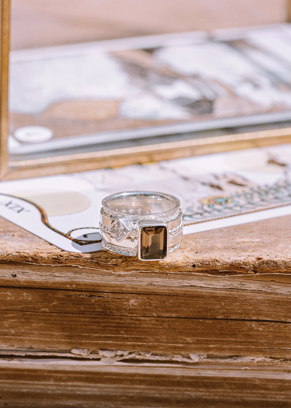 Кольцо «Мозаик» раф прямоугольный с дымчатым кварцем и ромбом белый циркон