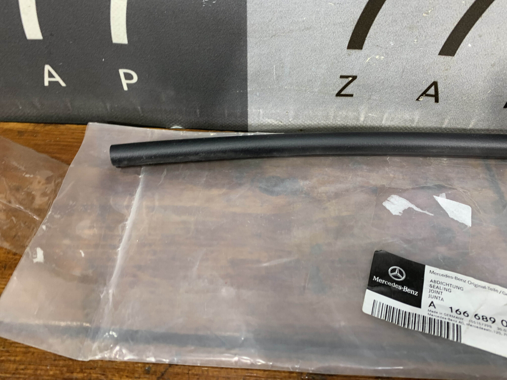 Уплотнитель радиатора верхний GL GLS (X166) Новый Оригинал A1666890098