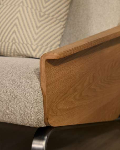 Трехместный диван Amsen, бежевый с подлокотниками из шпона дуба