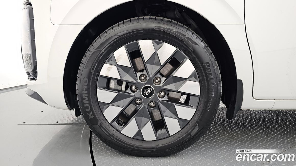 Hyundai Staria 4WD Lounge 7-и местный (01.2022)