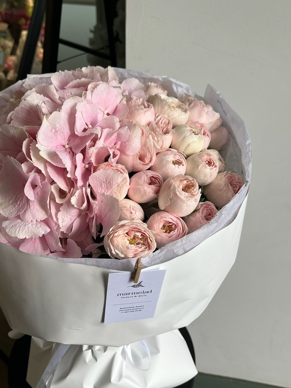 Букет сборный из гортензии и кустовых пионовидных роз