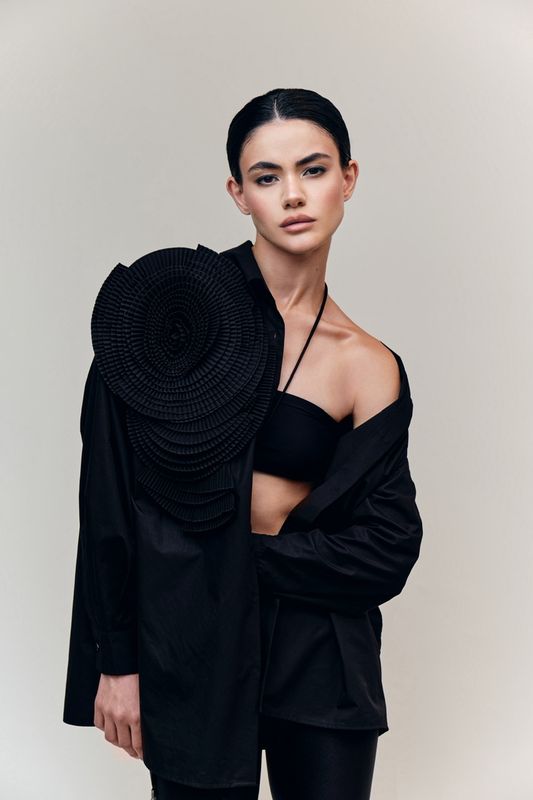 Рубашка oversize с цветком гофре