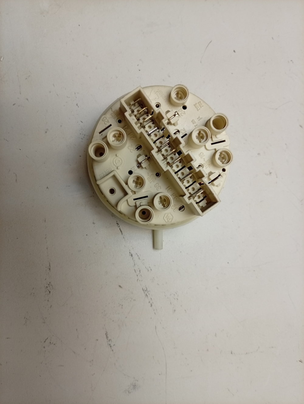 FE925N кт21 Датчик уровня (прессостат) для стиральных машин AEG Electrolux Zanussi 132141940 б/у