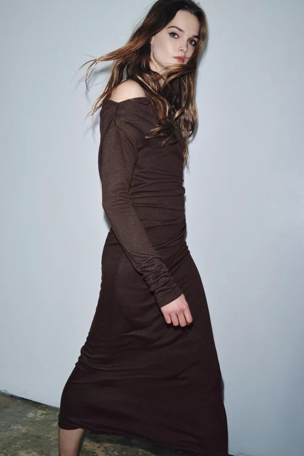 ZARA МЯГКОЕ ПЛАТЬЕ С БРОШЬЮ, КОРИЧНЕВЫЙ