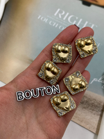 Пуговицы Скиап. квадратные в стразах с рельефом тела матовое золото