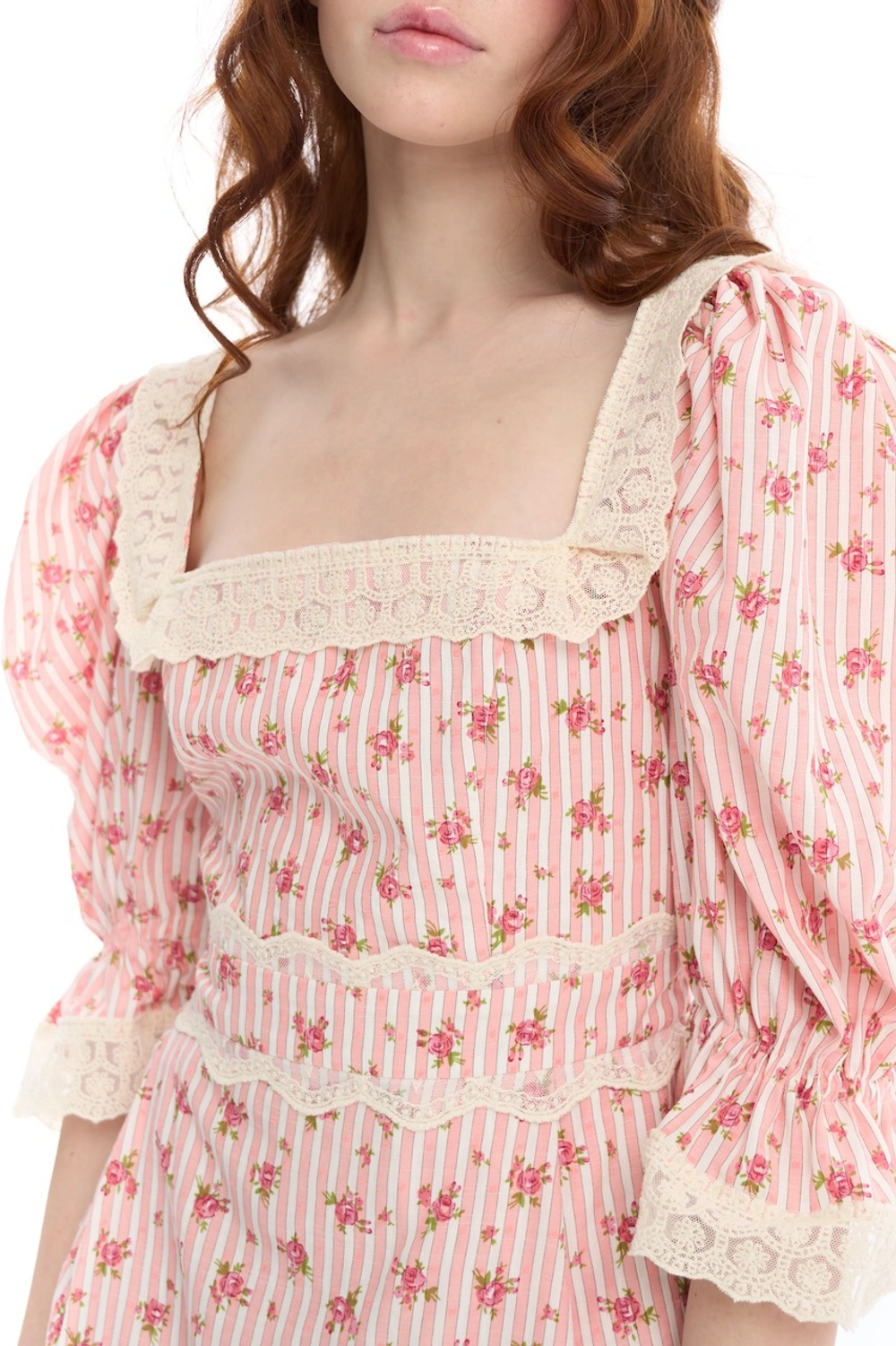 Платье с вырезом "каре" в розовый цветочек