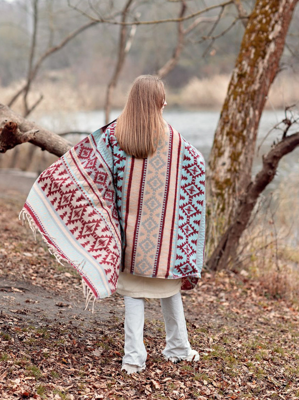 Теплый палантин с орнаментом