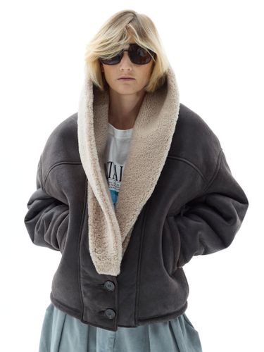 Коричневая дубленка из овчины с объемным воротником