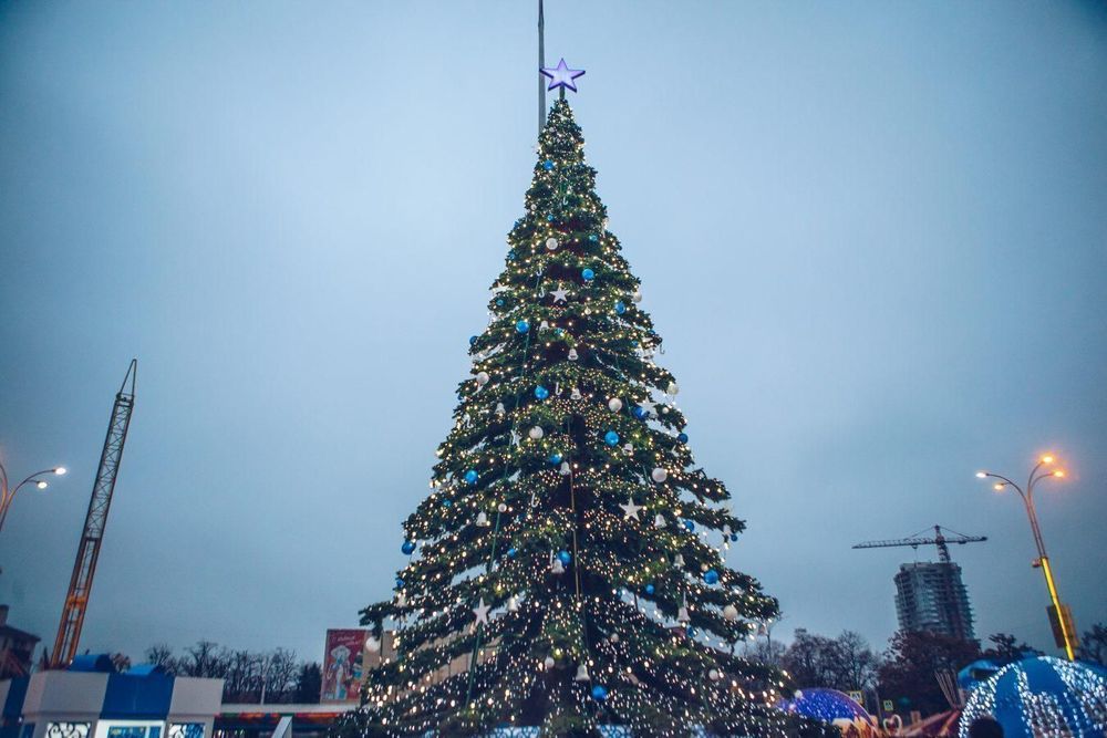 Светодинамическая елка ствольная - встроенная гирлянда: Холодный свет - "Таежная" от 11 до 21 м