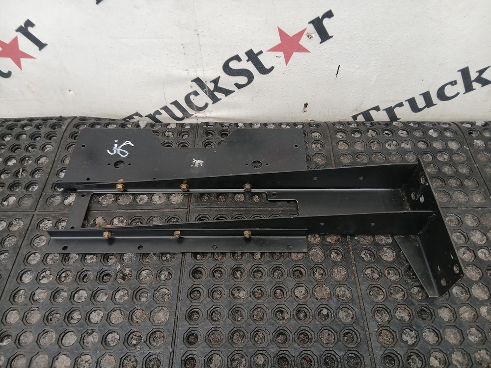 Кронштейн крыла задний левый