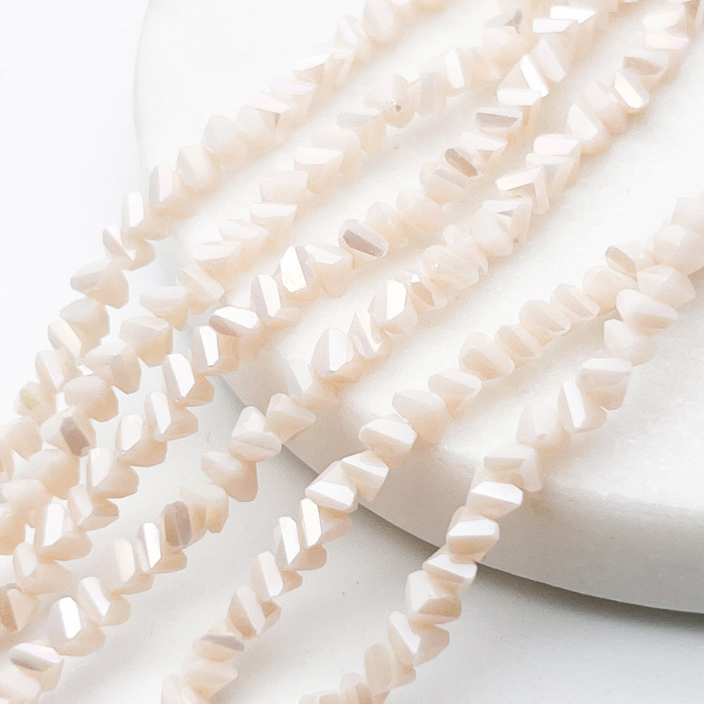 Бусина Треугольник, стекло, цвет кремовый AB, размер около 3*4 мм, цена за нить 36 см