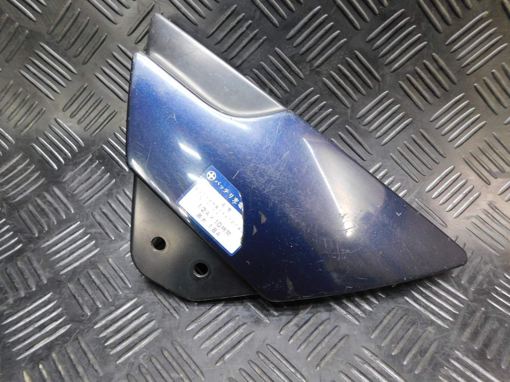 Пластик боковой правый Yamaha FZX750 3XF.