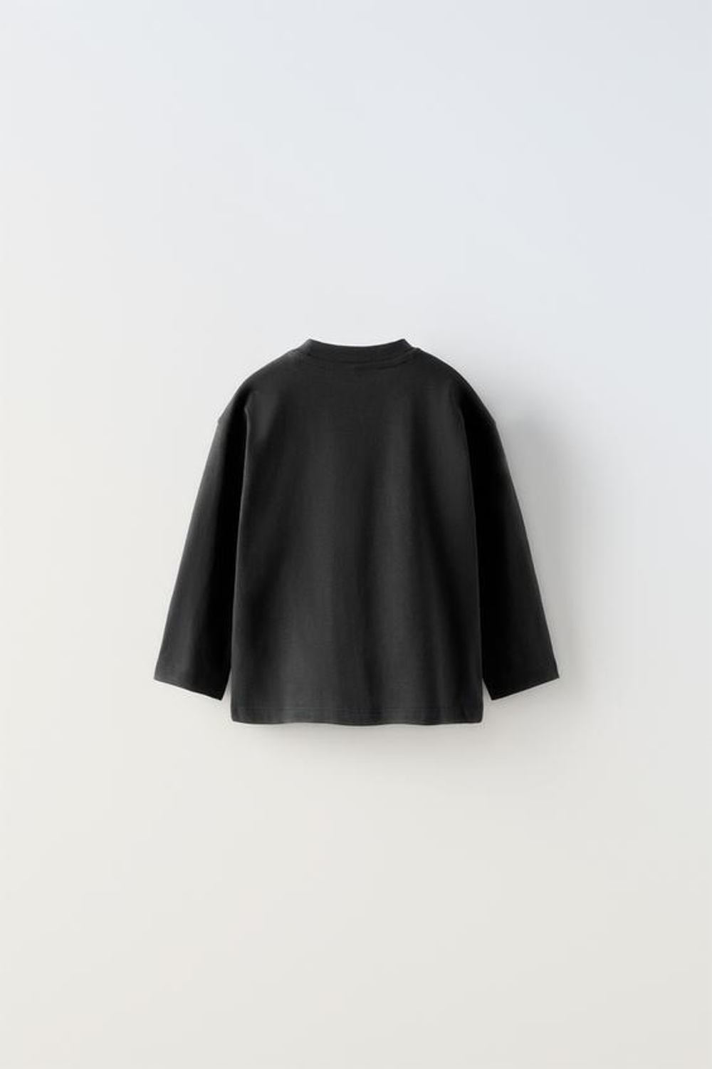 ZARA ОДНОТОННАЯ ФУТБОЛКА С КАРМАНОМ, ЧЕРНЫЙ