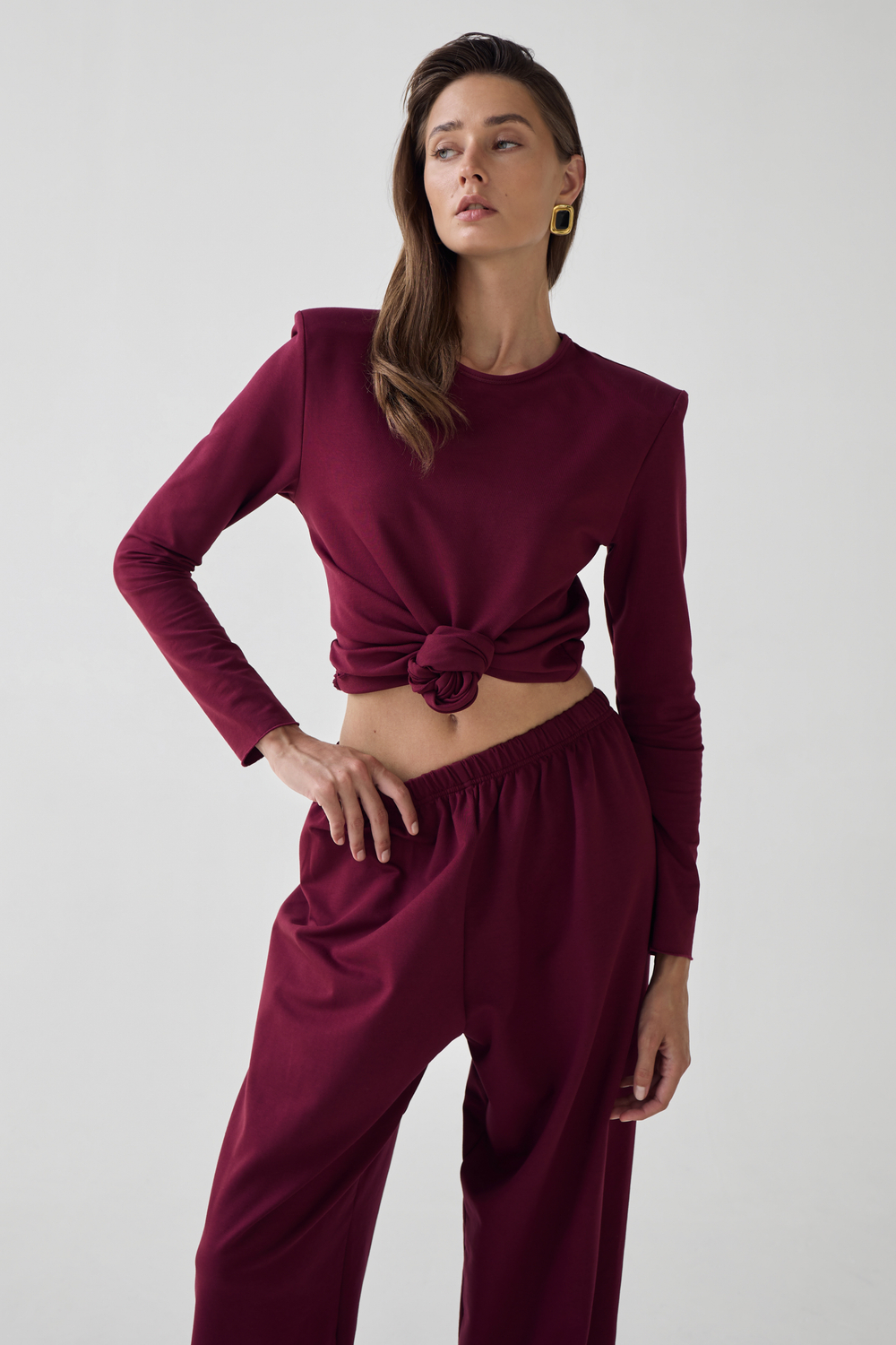 Комплект: лонгслив с подплечниками и брюки-джогеры