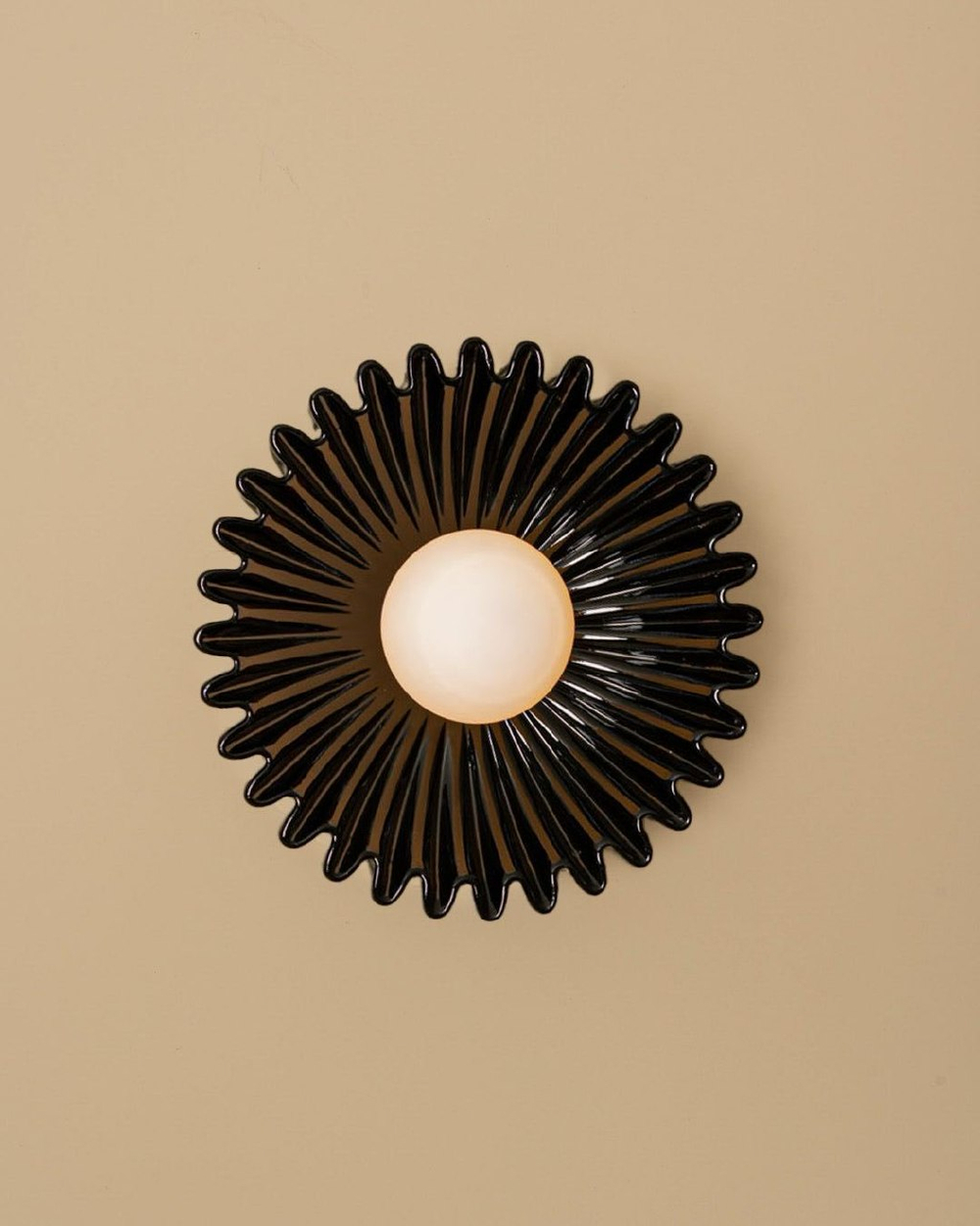 Керамические бра круглой формы в насыщенном тёмно-изумрудном и тёплом жёлтом цветах.