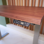 Регулируемый компьютерный стол Motor UP с регулировкой по высоте — столешница МДФ американский орех