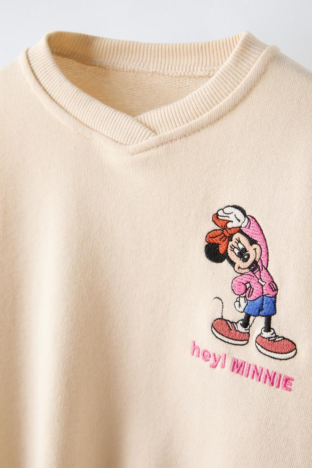 ZARA ТОЛСТОВКА С ВЫШИВКОЙ MINNIE © DISNEY, ЭКРЮ