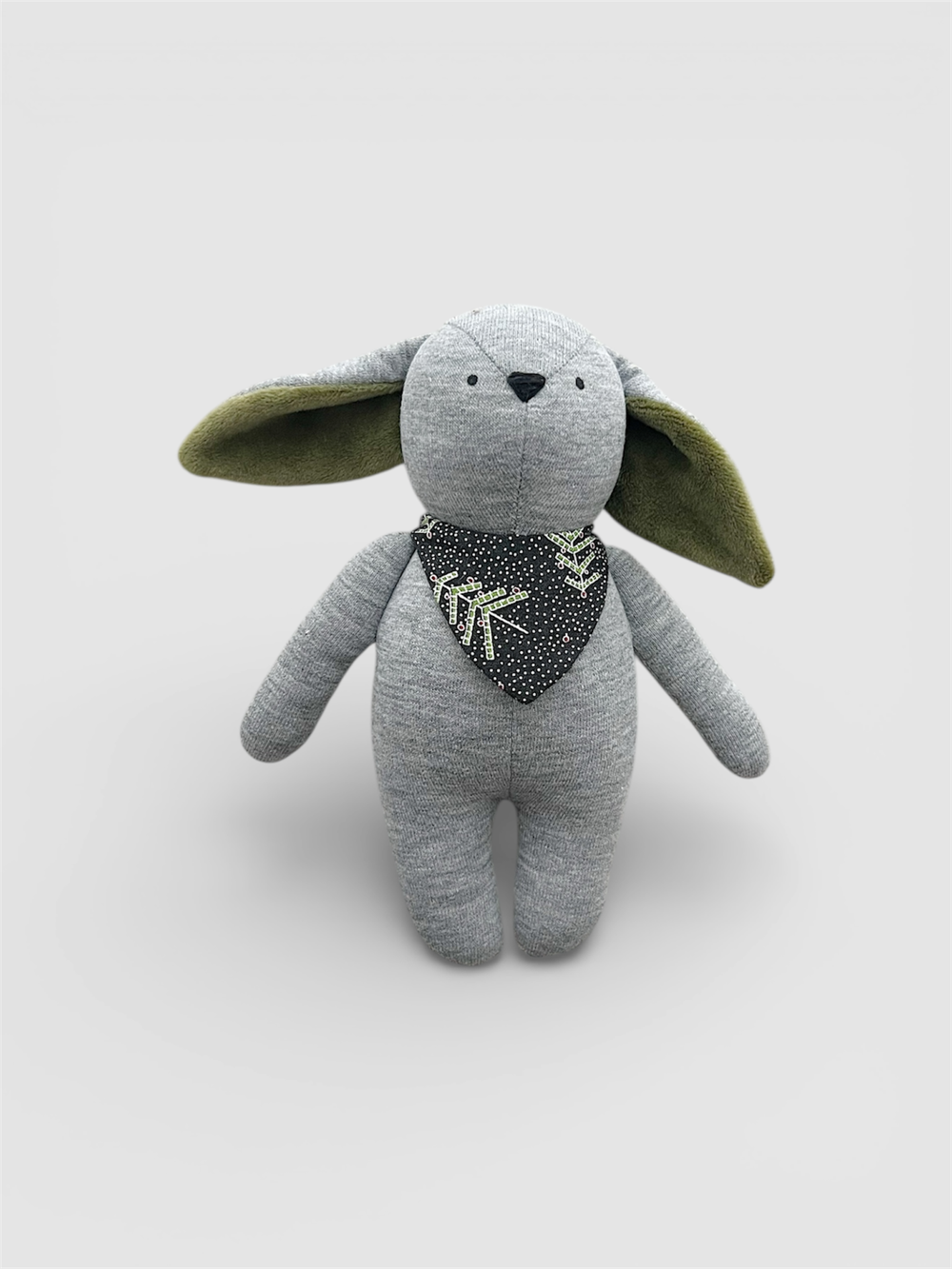 Зайчик серого цвета с зелеными ушками