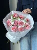 Букет из георгин в персиковом оттенке и маттиолы