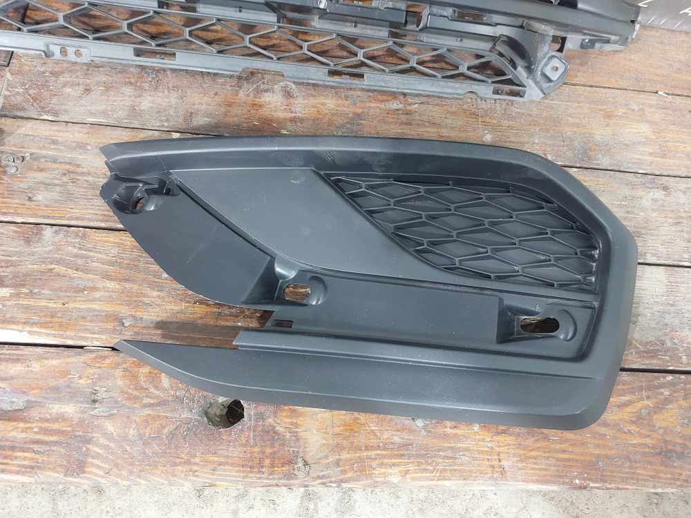 Решетка переднего бампера + накладки LADA Vesta 22-нв Б/У Оригинал 8450041598