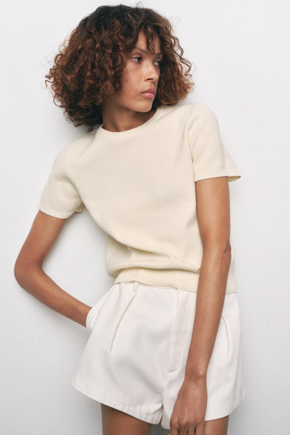 ZARA ОДНОТОННЫЙ ТОП С КОРОТКИМИ РУКАВАМИ, ЦВЕТ СЛОНОВОЙ КОСТИ