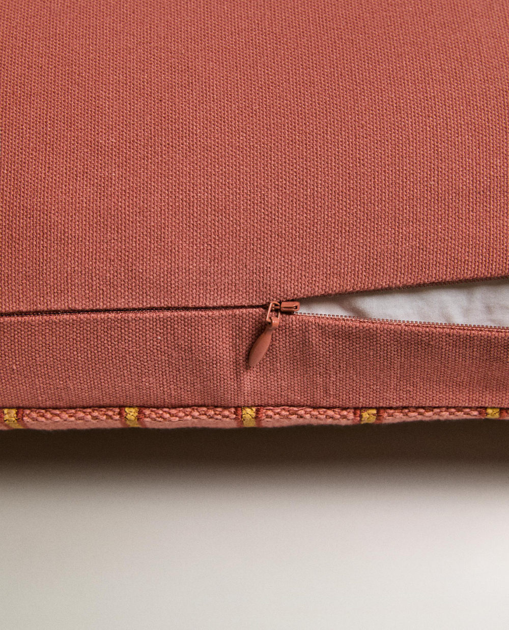 Zara Home наволочка декоративная из хлопка, малиновый, в полоску