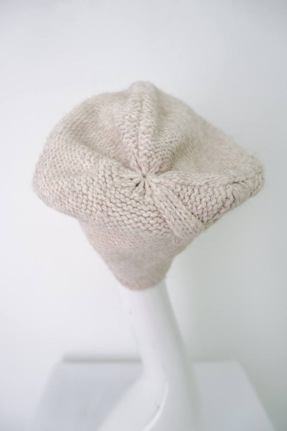 Шапка светлого оттенка