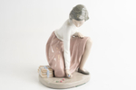 Фарфоровая статуэтка Lladro/Nao «Девочка, играющая в шарики» (Girl Playing Marbles)