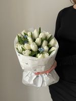 Букет из 19 белых тюльпанов и незабудок