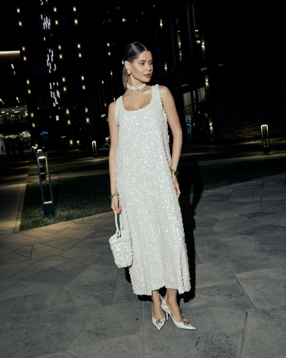 Платье в молочном цвете с пайетками