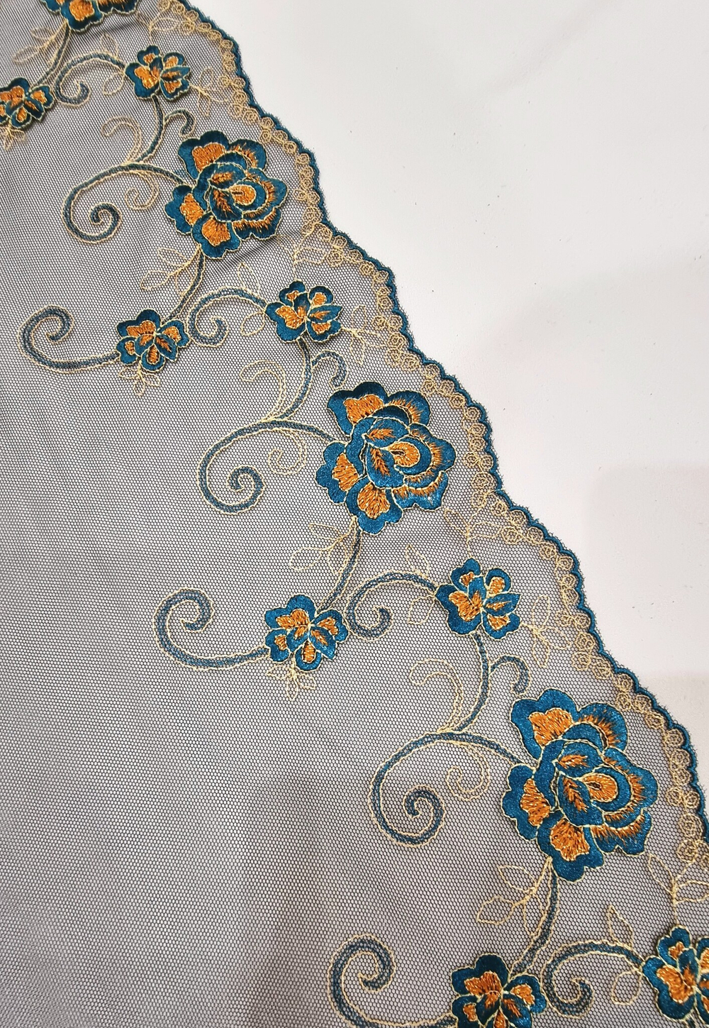 Вышивка на сетке неэластичная черная с изумрудными цветами К019 левая