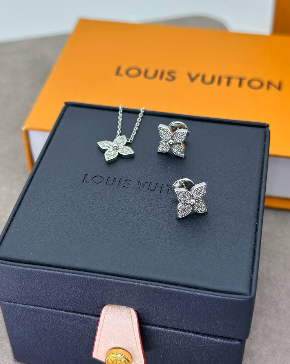 Серьги Louis Vuitton