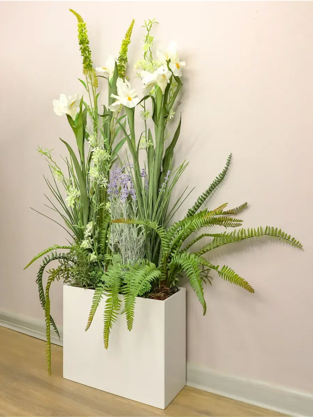 Напольная композиция из искусственных растений и цветов