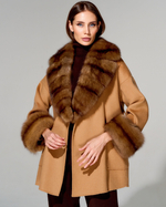 Укороченное кашемировое пальто с меховой отделкой