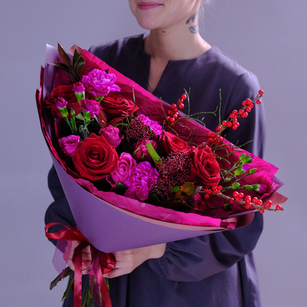 Яркий букет с красными розами и ягодами #981