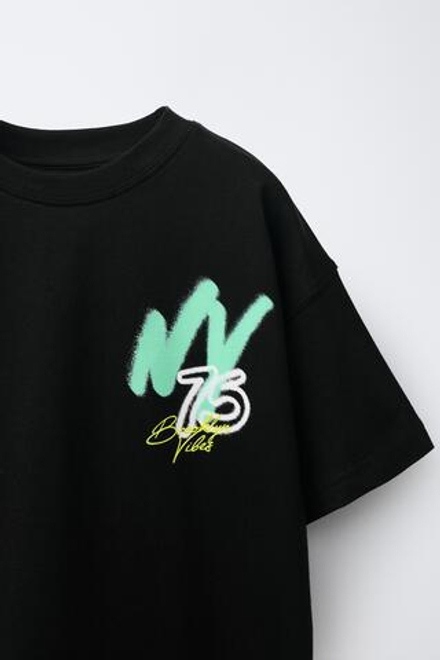 ZARA ФУТБОЛКА С ПРИНТОМ ГРАФФИТИ, ЧЕРНЫЙ