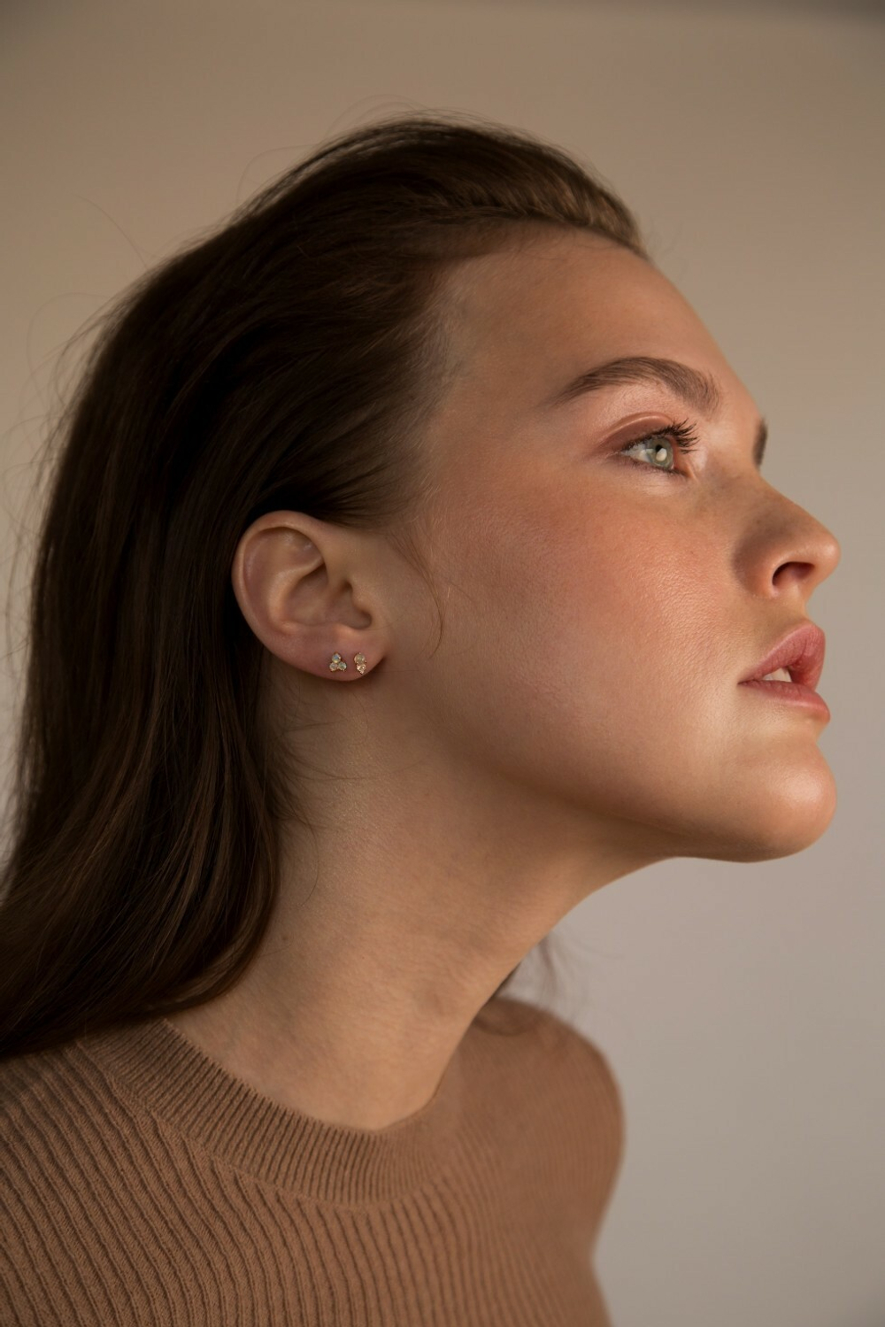 Moonka Серьги-пусеты из золота с опалом и бриллиантами