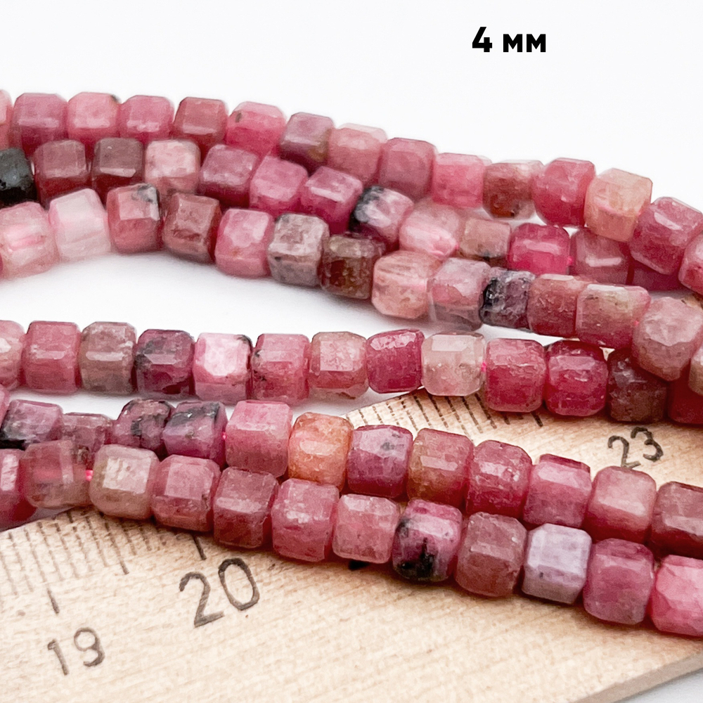 Родонит бусины, куб, размер около 4,2 мм, цена за 23-24 шт (1/4 нити)