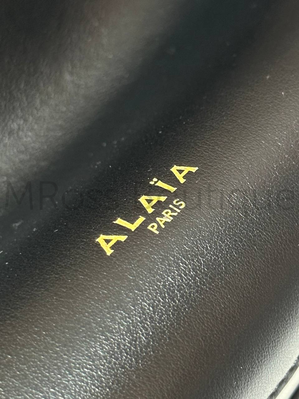 Женская сумка Alaia Le Click East West черного цвета