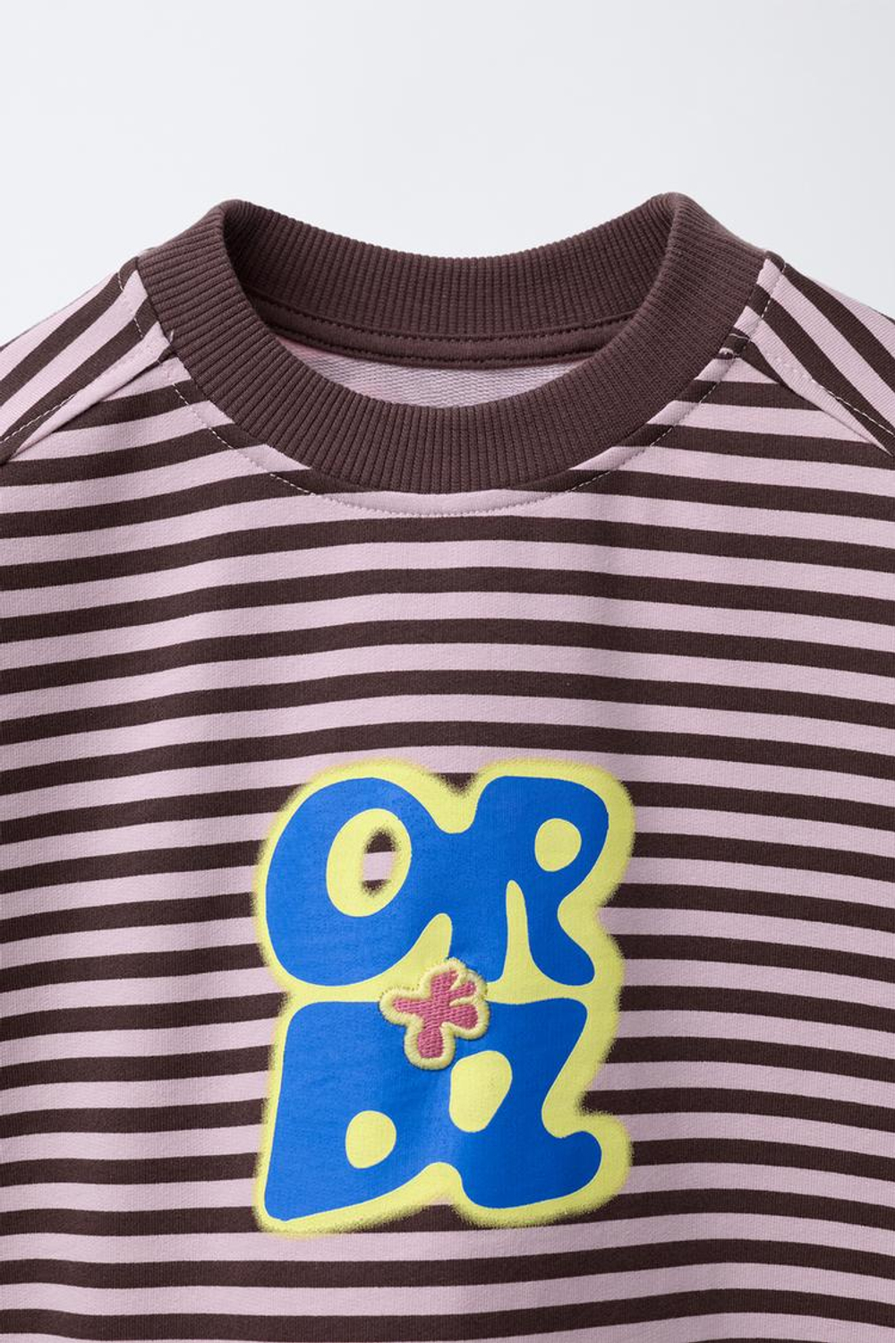 ZARA ФУТБОЛКА В ПОЛОСКУ С ВЫШИТОЙ НАДПИСЬЮ, РОЗОВЫЙ