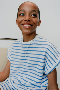 ZARA КОМПЛЕКТ ИЗ ФУТБОЛКИ И ШОРТОВ-БЕРМУДОВ ИЗ РЕЛЬЕФНОЙ ТКАНИ В ПОЛОСКУ, ПОЛОСКИ