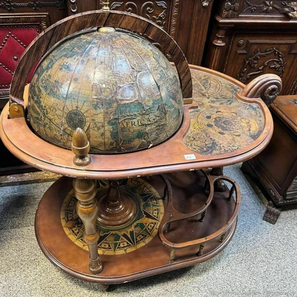 Старинный глобус бар